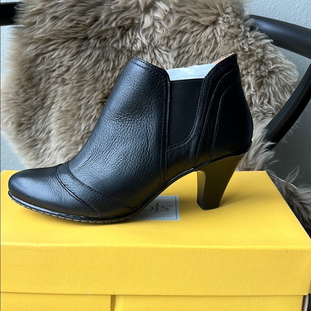 - NWT - SOFTSPOTS Sookie Brown Leather Ankle Boots - size 8.5